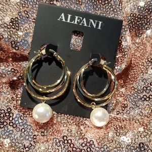 💝 NWT Gold triple hoops & pearl earrings